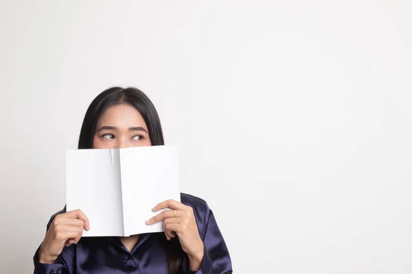 Joven asiática mujer con un libro cubrir su cara . — Foto de Stock