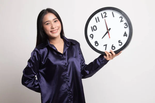 時計を手にした若いアジア人女性は. — ストック写真