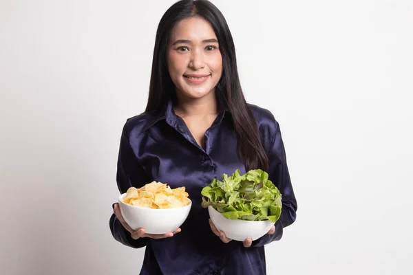 Mujer asiática joven con papas fritas y ensalada . — Foto de Stock