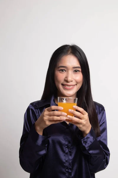 Jonge Aziatische vrouw drankje oranje sap. — Stockfoto