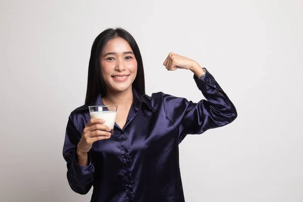 健康的亚洲女人，喝一杯牛奶. — 图库照片