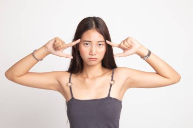 Genç Asyalı kadın parmakları ile her iki kulak engellemek.