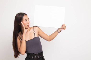 Genç Asyalı kadın sürpriz beyaz boş işareti ile.