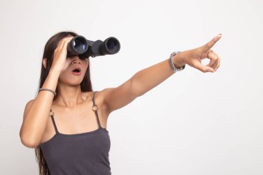 Genç Asyalı kadın noktası ve dürbün ile bakmak.