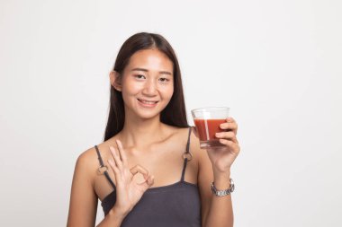 Genç Asyalı kadın göster Tamam domates suyu ile.