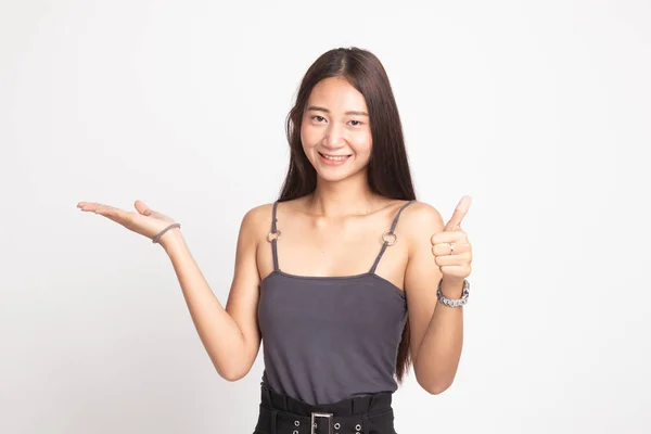 Mooie jonge Aziatische vrouw Toon palm hand en duimschroef opwaarts. — Stockfoto