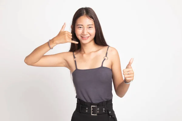 Mladá asijská žena palce show s telefonem gesto. — Stock fotografie
