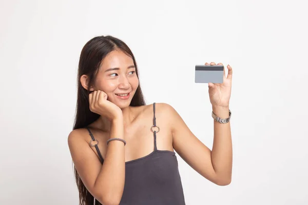 Feliz jovem mulher asiática com um cartão em branco . — Fotografia de Stock