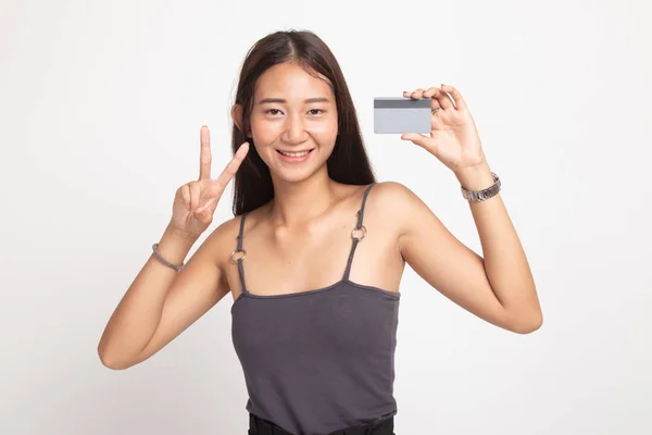 Giovane asiatico donna spettacolo vittoria con un vuoto carta . — Foto Stock