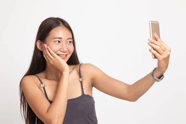 Jovem mulher asiática selfie com telefone móvel . — Fotografia de Stock