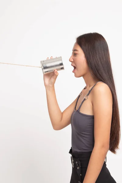 Jovem mulher asiática gritar com lata pode telefone . — Fotografia de Stock