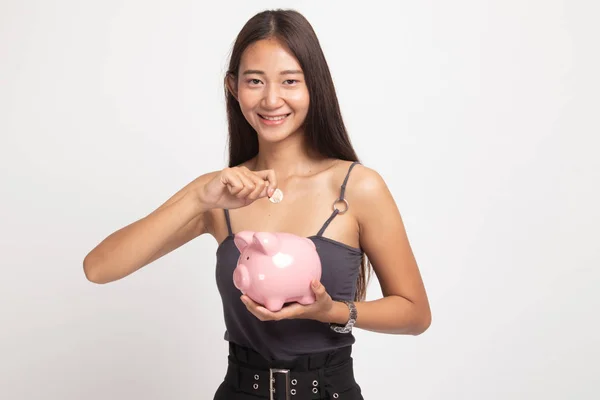 Donna asiatica con moneta e salvadanaio . — Foto Stock
