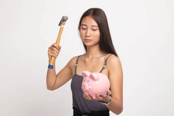 Mujer asiática con banco de monedas de cerdo y martillo . — Foto de Stock