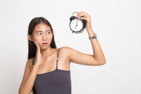 Joven asiática mujer es estresado con un reloj . —  Fotos de Stock