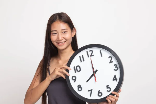 Jeune femme asiatique avec une horloge. — Photo