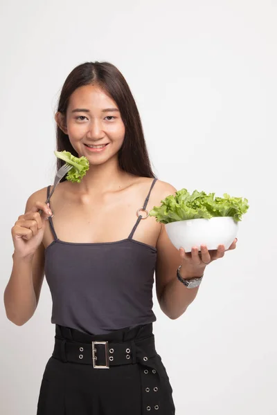 샐러드와 함께 건강 한 아시아 여자. — 스톡 사진