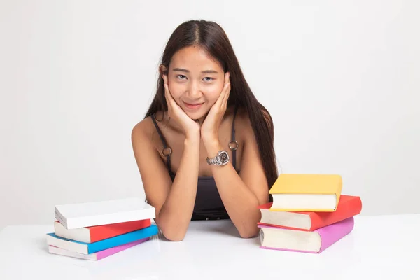 Joven mujer asiática leer un libro con libros en la mesa . —  Fotos de Stock