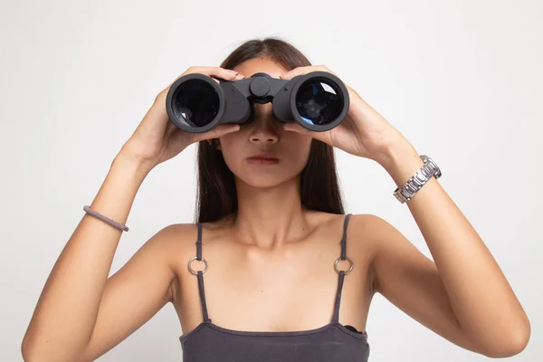 Giovane donna asiatica con binocolo . — Foto Stock