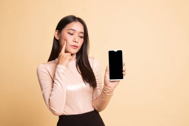 Cep telefonlu genç Asyalı kadın..