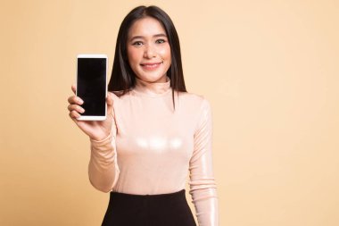 Cep telefonlu genç Asyalı kadın..