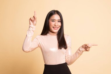 Genç Asyalı kadın noktası iki elle.