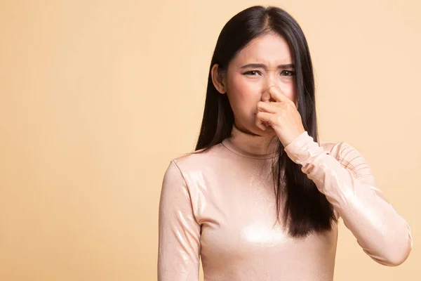 Young Asian woman  holding her nose because of a bad smell. — Stock Photo, Image