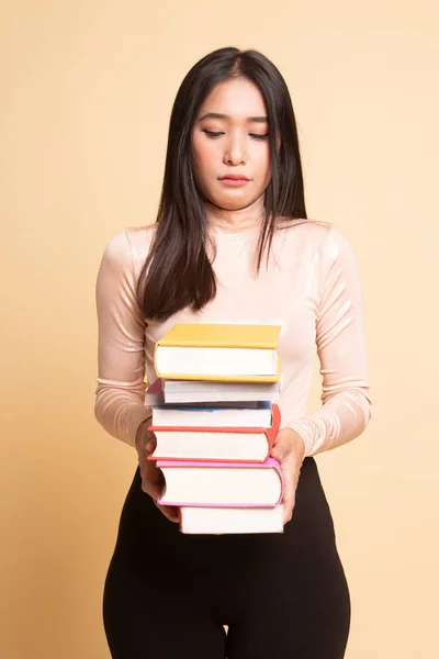 Infeliz joven asiática mujer estudiar con mayo libros . — Foto de Stock