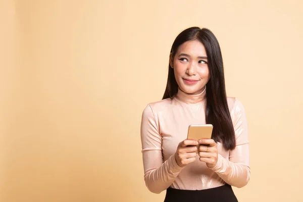 Young Asian woman with mobile phone. — Stock Photo, Image