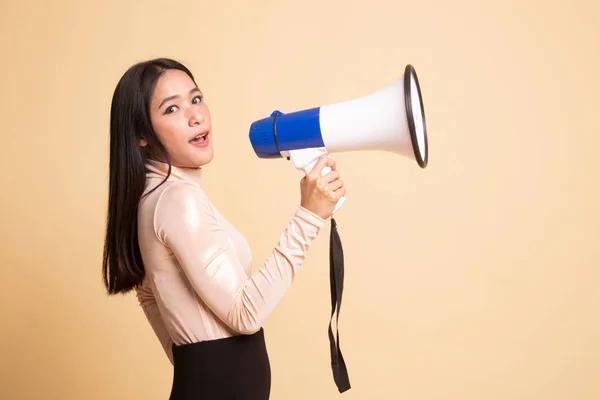 Mooie jonge Aziatische vrouw kondigen met megafoon. — Stockfoto