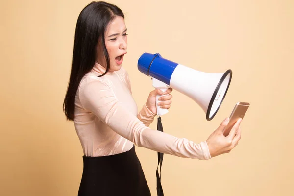 Colère jeune asiatique femme crier avec mégaphone pour téléphone mobile . — Photo