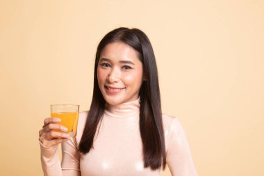 Genç Asyalı kadın içki portakal suyu.