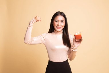 Domates suyu ile güçlü sağlıklı Asyalı kadın.