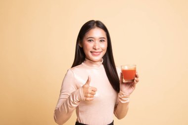 Genç Asyalı kadın Yaşasın domates suyu ile.