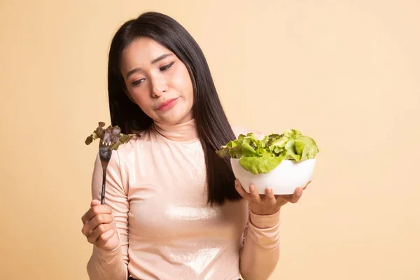 Asiatin hasst Salat. — Stockfoto