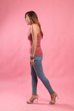 Güzel genç Asyalı kadının yürüyüş tam vücut.