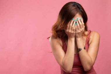 Üzgün genç Asyalı kadın avuç içi ağlar.