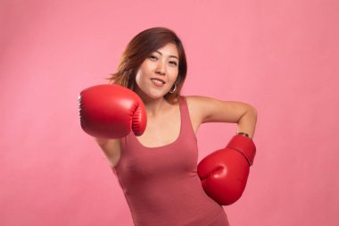 Genç Asyalı kadın kırmızı boks eldivenli.