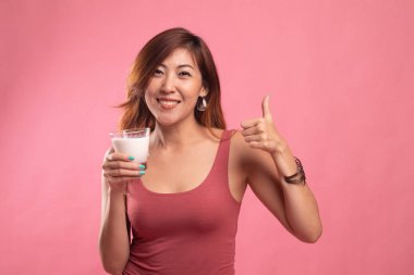 Bir bardak süt başparmak içmeyi sağlıklı Asyalı kadın.