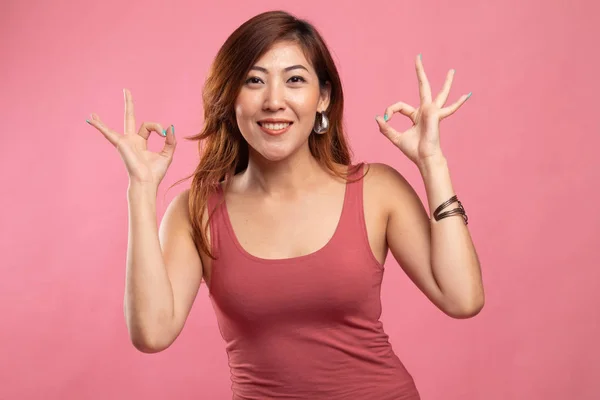 Azjatyckie kobiety Pokaż Pokój Ok ręka znak i uśmiech. — Zdjęcie stockowe