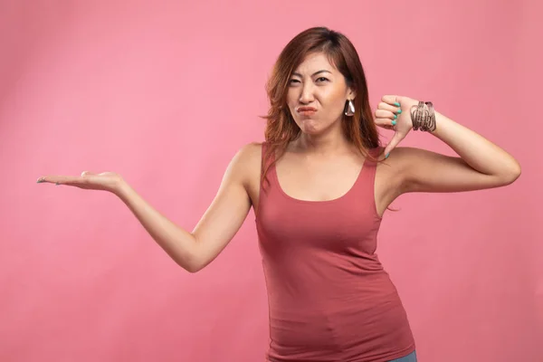 Joven asiática mostrar la palma de la mano y los pulgares abajo . — Foto de Stock