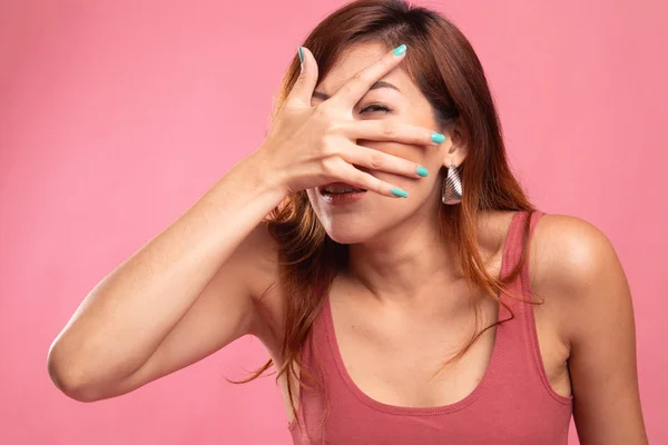 Hermosa joven asiática mujer mirando a través de los dedos. —  Fotos de Stock