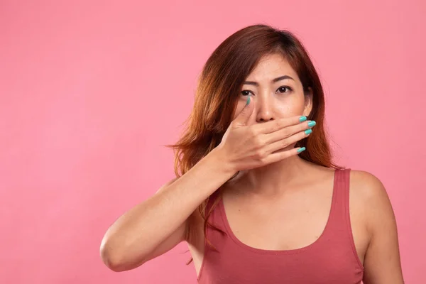 Ung asiatisk kvinna stänga munnen med handen. — Stockfoto