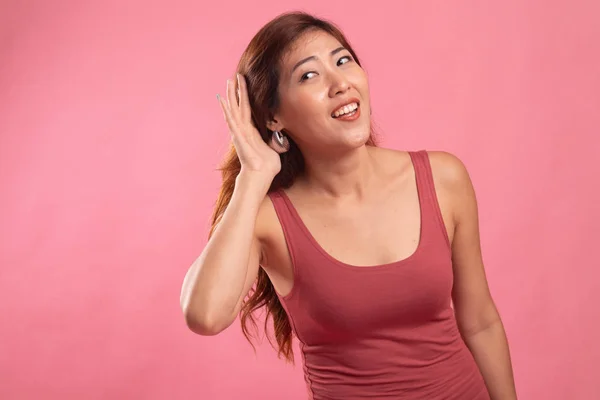 Mooie jonge Aziatische vrouw luisteren naar iets. — Stockfoto