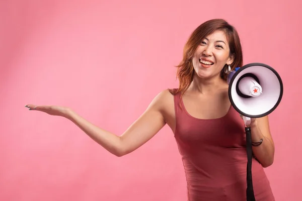Krásná mladá asijská žena oznámit s megafon. — Stock fotografie
