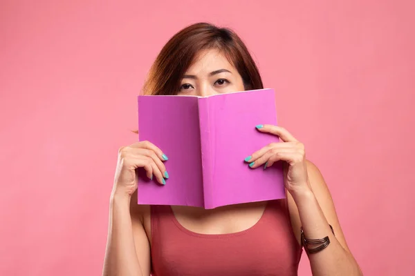 Giovane donna asiatica con una copertina del libro il suo volto . — Foto Stock