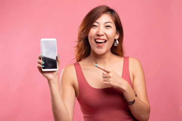 Ung asiatisk kvinna punkt till mobiltelefon. — Stockfoto