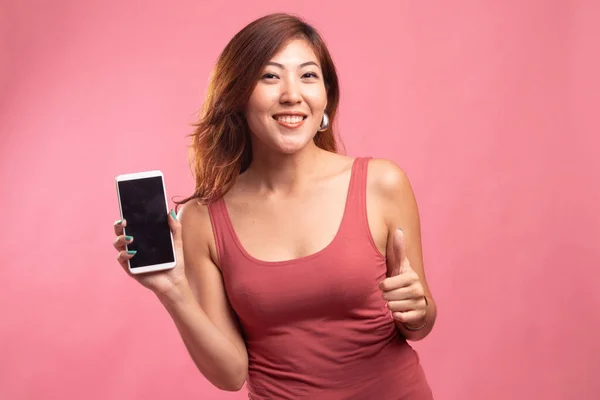 Joven mujer asiática mostrar pulgar hacia arriba con el teléfono móvil . —  Fotos de Stock