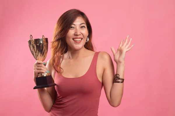 Bem sucedido jovem asiático mulher segurando um troféu ponto para branco spa — Fotografia de Stock