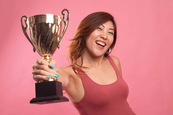 Éxito joven asiático mujer sosteniendo un trofeo . —  Fotos de Stock