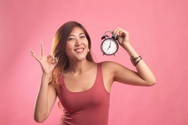 Młoda kobieta azjatyckich Pokaż Ok z zegarem. — Zdjęcie stockowe